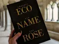 Buchcover von "Der Name der Rose" von Umberto Eco, gehalten in einer Hand.