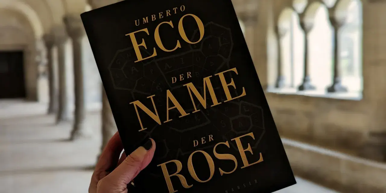 Buchcover von "Der Name der Rose" von Umberto Eco, gehalten in einer Hand.