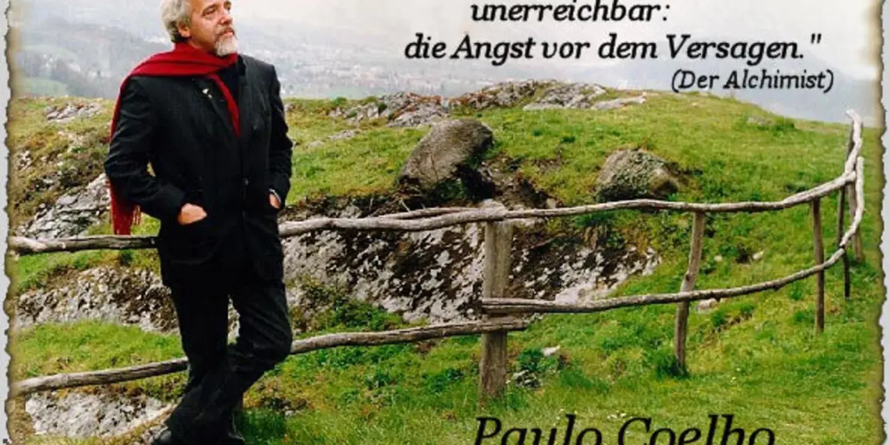 Mann mit rotem Schal und Anzug steht auf einem Hügel mit Zitat von Paulo Coelho.