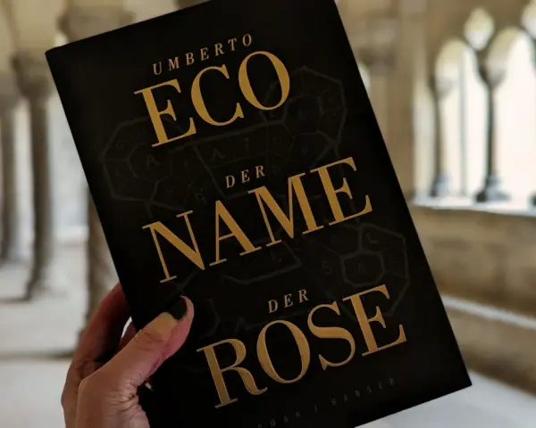 Buchcover von "Der Name der Rose" von Umberto Eco, gehalten in einer Hand.